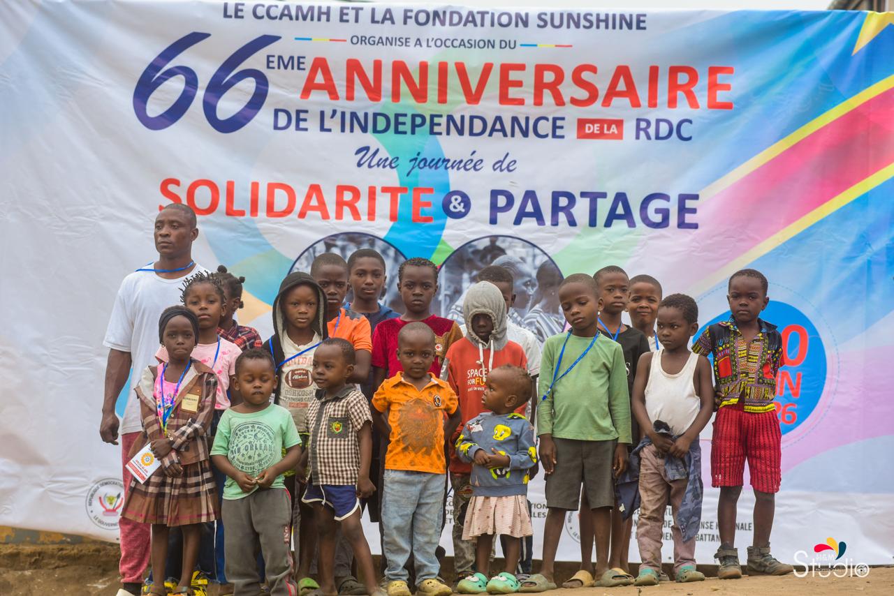 Enfants réunis lors de la journée de solidarité du 66e anniversaire de l’indépendance